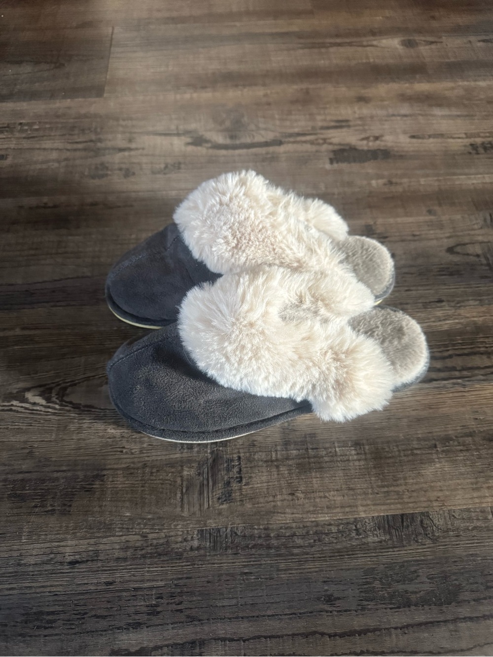Women’s Cozy Faux-Fur Slip-On Slippers - Gray with Cream Fur